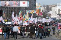 Митингующие от Киесовета стройными рядами двинулись в сторону парламента